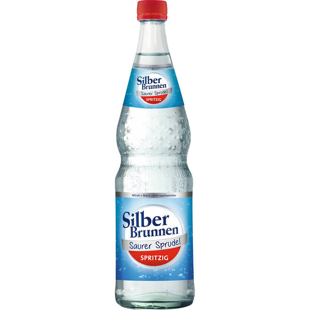 Die Klarglasflasche Silberbrunnen Spritzig 12x 0,7 Liter (MEHRWEG) ist mit einem blau-roten Etikett versehen, das das prickelnde schwäbische Mineralwasser der Marke Silberbrunnen hervorhebt.