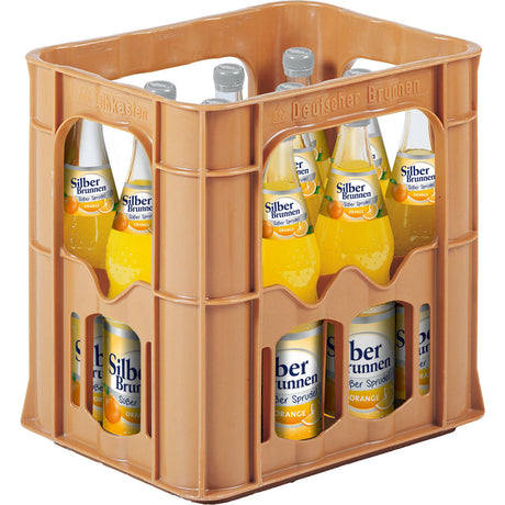 Eine braune Kiste enthält 12 wiederverwendbare 0,7-Liter-Flaschen Silberbrunnen Süßer Sprudel Orange - die klassische Orangenlimonade nach Originalrezept, deren gelb-orange Flüssigkeit durch ihren kultigen Geschmack glänzt.