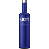Eine blaue Glasflasche mit Skyy Vodka 40% (0,7 Liter) der Marke Skyy steht aufrecht auf weißem Hintergrund und trägt silberne Schriftzeichen.