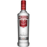 Eine durchsichtige Flasche Smirnoff Wodka Red 37,5% (0,5L) mit einem auffälligen rot-silbernen Etikett und einem passenden roten Verschluss.