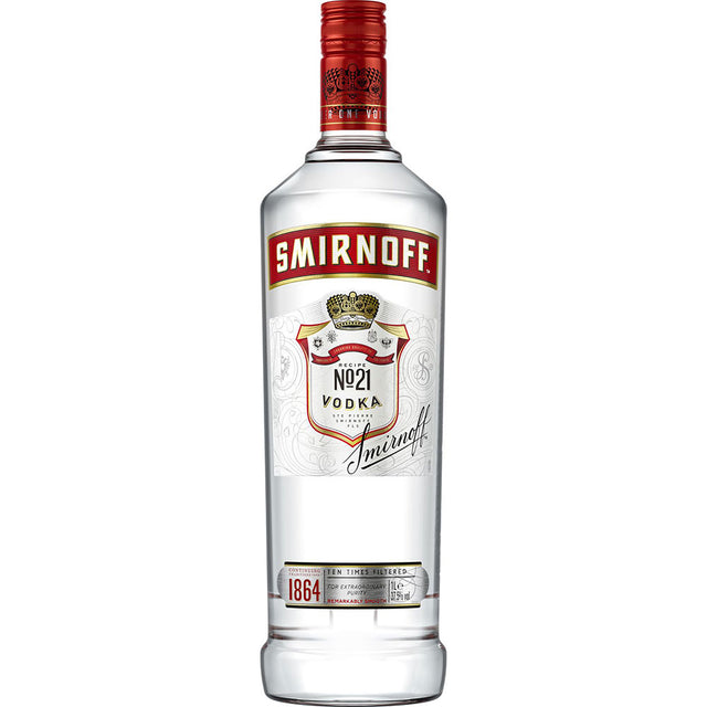 Eine 1-Liter-Flasche Smirnoff Wodka Red (37,5%) im klassischen weiß-rot-goldenen Design mit rotem Verschluss und dem ikonischen Branding von Smirnoff Wodka.