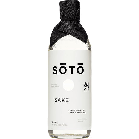 Eine 720-ml-Flasche Soto Premium Junmai Daiginjo Sake (15,5 %) mit dem charakteristischen weißen Etikett der Marke und einem schwarzen, stoffummantelten Verschluss.