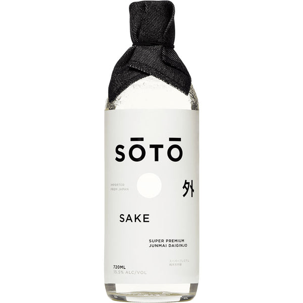 Eine 720-ml-Flasche Soto Premium Junmai Daiginjo Sake (15,5 %) mit dem charakteristischen weißen Etikett der Marke und einem schwarzen, stoffummantelten Verschluss.