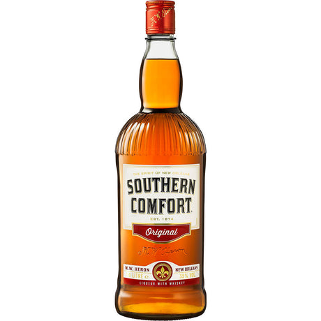 Eine 1-Liter-Flasche Southern Comfort Original Whiskey-Likör 35% von Southern Comfort mit rotem Verschluss und Etikett steht vor einem weißen Hintergrund, der den weichen Geschmack des amerikanischen Whiskeys hervorhebt.