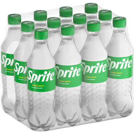 Ein 12er-Pack Sprite EW PET 0,5L-Flaschen (EINWEG), jeweils mit grünem Verschluss und erfrischendem Zitronen-Limetten-Geschmack, ist fein säuberlich in durchsichtiger Plastikfolie verpackt. Marke: Sprite.