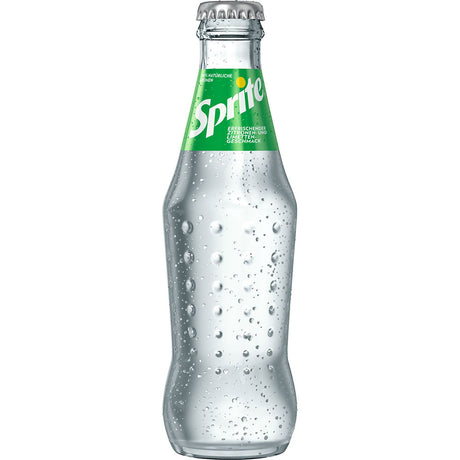 Eine Sprite 24x 0,2 Liter (MEHRWEG) Flasche aus klarem Glas mit grünem Etikett und Kondensation zeigt das kohlensäurehaltige Getränk mit erfrischendem Limettenaroma der Marke Sprite.