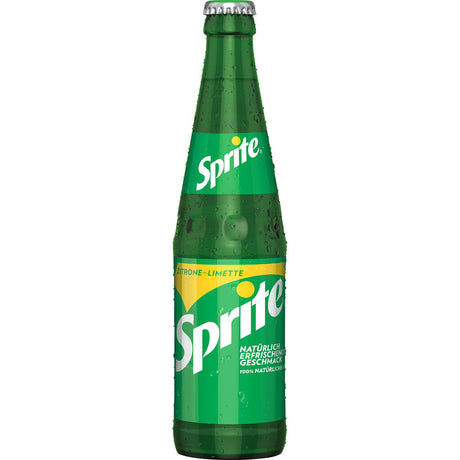 Eine Sprite 24x 0,33 Liter (MEHRWEG) Flasche aus grünem Glas mit Zitronen-Limetten-Label zeigt sich erfrischend spritzig-frisch - das original Sprite Erfrischungsgetränk mit Zitronenaroma und Limettenaroma.