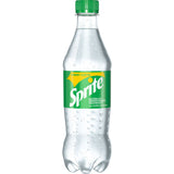 Eine 0,5-Liter Sprite EW PET Flasche (Einweg), mit grünem Deckel und Tautropfen auf weißem Hintergrund - das spritzige Erfrischungsgetränk mit Zitronen- und Limettengeschmack der Marke Sprite.