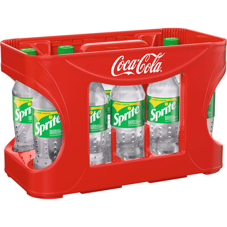 Ein roter Coca-Cola-Kasten enthält zwölf 0,5-Liter-Sprite-PET-Flaschen (MEHRWEG), die jeweils mit Sprite gebrandet und mit erfrischenden Zutaten und Nährwertangaben beschriftet sind.