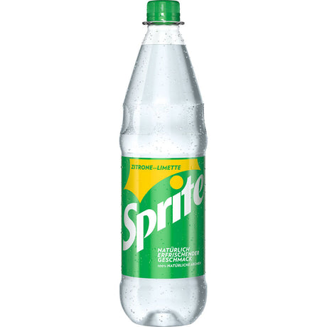 Eine klare Plastikflasche Sprite PET 12x 1 Liter (MEHRWEG) mit einem grün-gelben Sprite-Etikett, Nährwertangaben und Kondenswasser auf der Außenseite.