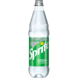 Eine klare Plastikflasche Sprite Zero PET 1L (MEHRWEG) mit grünem Etikett und deutschem Text, der Kondenswassertropfen zeigt und natürliches Zitronenaroma und Limettenaroma hervorhebt. Marke: Sprite.