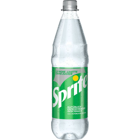 Eine klare Plastikflasche Sprite Zero PET 1L (MEHRWEG) mit grünem Etikett und deutschem Text, der Kondenswassertropfen zeigt und natürliches Zitronenaroma und Limettenaroma hervorhebt. Marke: Sprite.