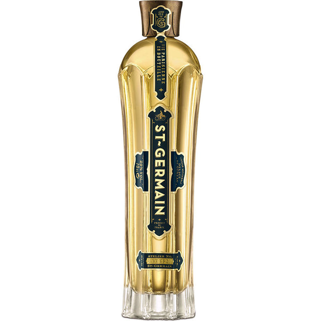 Eine hohe, elegante Flasche St. Germain Holunderblütenlikör 20% 0,7 Liter mit goldenem und marineblauem Etikett, das die Essenz des Holunderblütenlikörs hervorhebt.