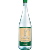 Eine 1-Liter-Klarglasflasche St. Leonhardsquelle St. Leonhard Medium Mineralwasser, MEHRWEG, mit grünem Verschluss und beigem Etikett.
