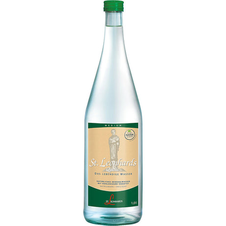 Eine 1-Liter-Klarglasflasche St. Leonhardsquelle St. Leonhard Medium Mineralwasser, MEHRWEG, mit grünem Verschluss und beigem Etikett.
