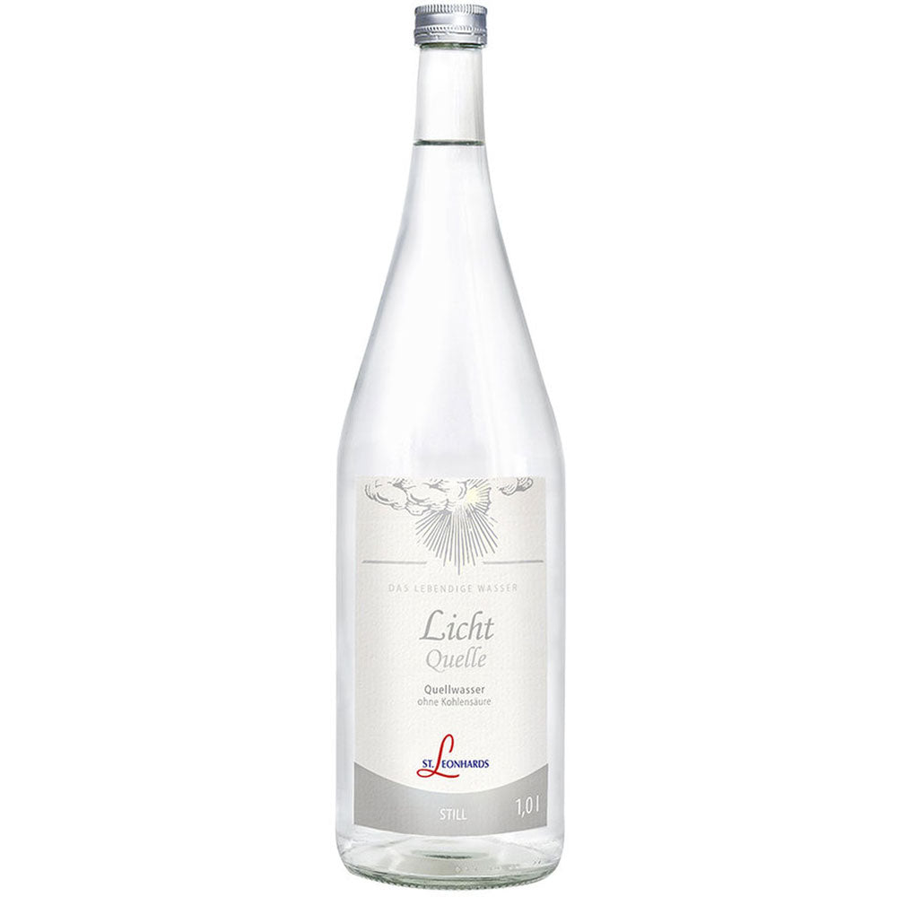 Eine 1-Liter-Klarglasflasche Lichtquelle Stilles Mineralwasser der St. Leonhardsquelle, reich an Magnesium und Calcium, mit weiß-grauem Etikett. Erhältlich als MEHRWEG in 6er-Packungen.