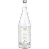 Eine 1-Liter-Klarglasflasche Lichtquelle Stilles Mineralwasser der St. Leonhardsquelle, reich an Magnesium und Calcium, mit weiß-grauem Etikett. Erhältlich als MEHRWEG in 6er-Packungen.