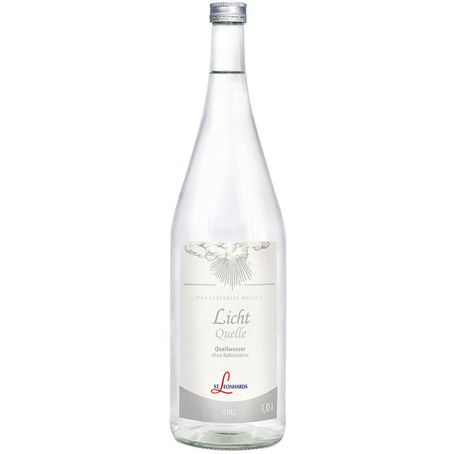 Eine 1-Liter-Klarglasflasche Lichtquelle Stilles Mineralwasser der St. Leonhardsquelle, reich an Magnesium und Calcium, mit weiß-grauem Etikett. Erhältlich als MEHRWEG in 6er-Packungen.