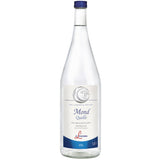 Eine Klarglasflasche St. Leonhardsquelle Mondquelle Vollmondabfüllung still 6x1L (MEHRWEG) mit einem blau-weißen Mondetikett, das seine feine Mineralisierung hervorhebt.
