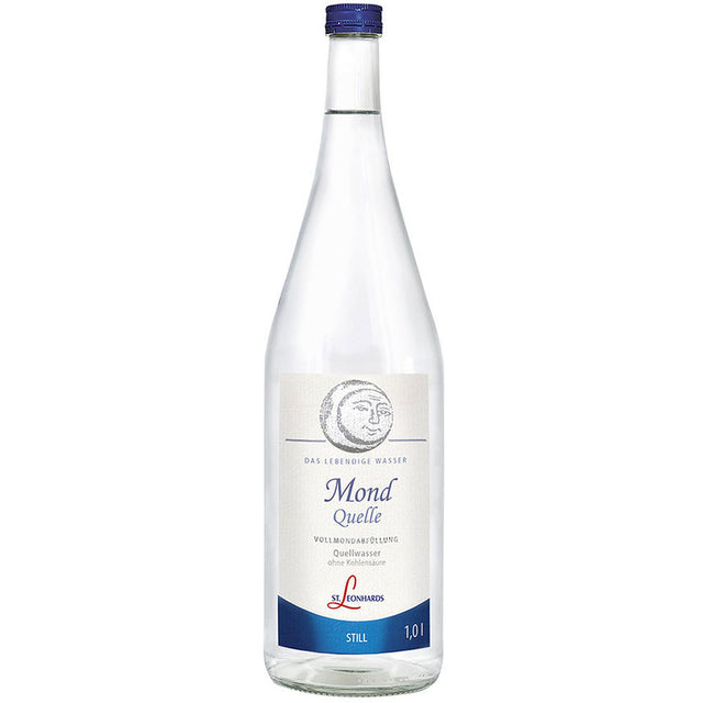 Eine Klarglasflasche St. Leonhardsquelle Mondquelle Vollmondabfüllung still 6x1L (MEHRWEG) mit einem blau-weißen Mondetikett, das seine feine Mineralisierung hervorhebt.