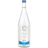 Die Klarglasflasche St. Leonhardsquelle Mondquelle Still 1L (MEHRWEG) mit blau-weißem Etikett bietet eine natürliche Mineralisierung mit erfrischendem Kalziumgehalt; erhältlich in 6x1L-Packungen.
