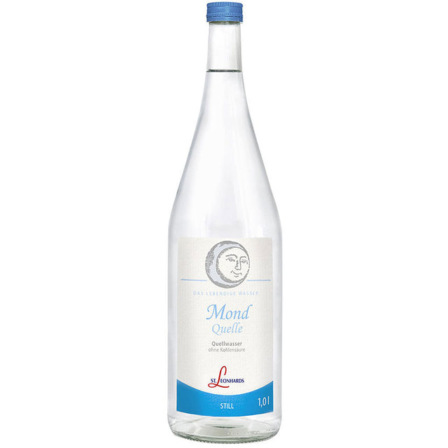 Die Klarglasflasche St. Leonhardsquelle Mondquelle Still 1L (MEHRWEG) mit blau-weißem Etikett bietet eine natürliche Mineralisierung mit erfrischendem Kalziumgehalt; erhältlich in 6x1L-Packungen.