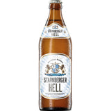 Eine Starnberger Hell 20x 0,5 Liter (MEHRWEG) Braunglasflasche von Starnberger mit klassischem weiß-blauem Etikett und erfrischenden Kondensationstropfen verkörpert den traditionellen bayerischen Bierstil.