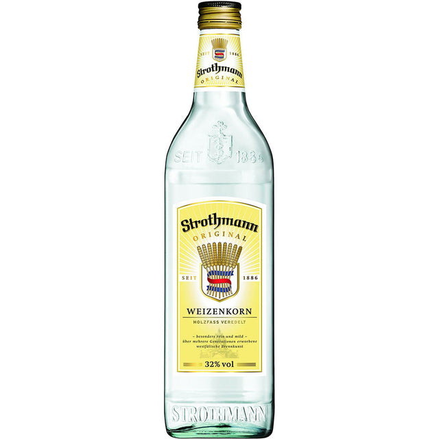 Eine Klarglasflasche Strothmann Weizenkorn 32% 0,7 Liter von Strothmann, ein klassisches deutsches Korn mit gelbem Etikett, das vor einem weißen Hintergrund steht.