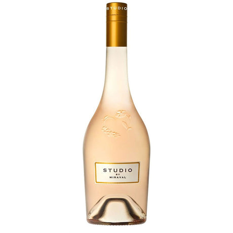 Die durchsichtige Flasche des Studio by Miraval Rosé Méditerranée IGP 2024 von Château Miraval Jolie-Pitt & Perrin ist mit einem goldenen Verschluss und einem minimalistischen Etikett versehen und fängt den Geist des französischen Riviera-Weins ein.