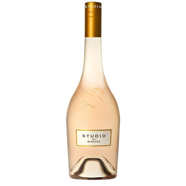 Die durchsichtige Flasche des Studio by Miraval Rosé Méditerranée IGP 2024 von Château Miraval Jolie-Pitt & Perrin ist mit einem goldenen Verschluss und einem minimalistischen Etikett versehen und fängt den Geist des französischen Riviera-Weins ein.