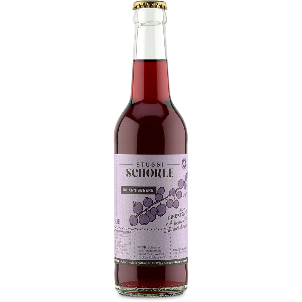 Eine lila etikettierte Stuggi Schorle Johannisbeere 24x 0,33L (MEHRWEG) Flasche zeigt schwarze Johannisbeere Bilder und wirbt für ihren erfrischender Direktsaft.