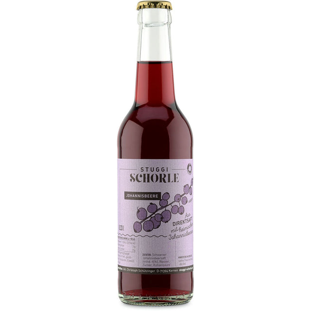 Eine lila etikettierte Stuggi Schorle Johannisbeere 24x 0,33L (MEHRWEG) Flasche zeigt schwarze Johannisbeere Bilder und wirbt für ihren erfrischender Direktsaft.