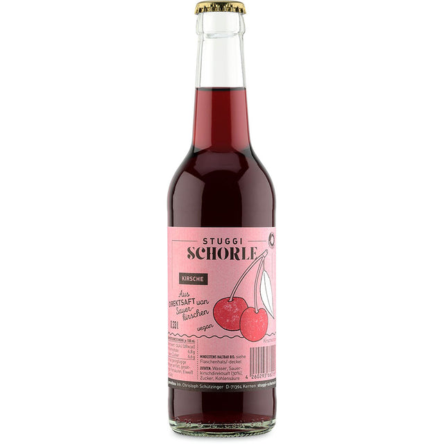 Eine 0,33-Liter-Mehrweg-Glasflasche Stuggi Schorle Kirsche mit einem rosa Etikett mit zwei Kirschen und deutschem Text, hergestellt aus reinem Sauerkirschsaft. Erhältlich in einem 24er-Pack.