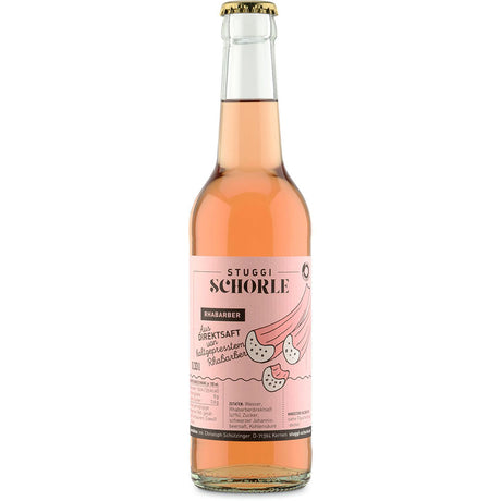 Die Klarglasflasche Stuggi Schorle Rhabarber 24x 0,33 Liter (MEHRWEG) mit rosa Etikett und Rhabarber-Kunstwerk enthält erfrischenden Rhabarber-Direktsaft der Marke Stuggi Schorle.