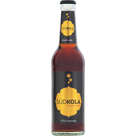 Eine 0,33L Glasflasche SÜDKOLA Soda aus dem SÜDKOLA 24x Pack, mit schwarz-goldenem Etikett und Verschluss, gefüllt mit dunkelbraunem Soda, hergestellt mit natürlichen Aromen für einen erfrischenden Geschmack.