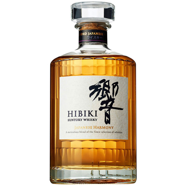 Eine 0,7-Liter-Flasche Suntory Hibiki Japanese Harmony Whisky (43%) von Suntory hat ein klares Etikett, eine bernsteinfarbene Flüssigkeit und wurde mit Mizunara-Eiche hergestellt.