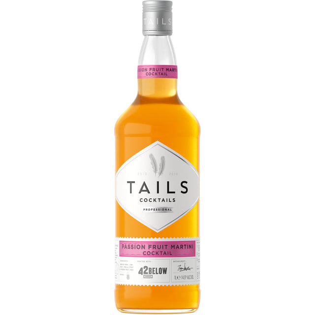 Tails Cocktails Passion Fruit Martini 14,9% (1L) ist ein leuchtend orange-gelber Ready-to-Drink-Cocktail mit einem detaillierten Etikett - ideal, um jederzeit ein erstklassiges Cocktail-Erlebnis zu genießen.