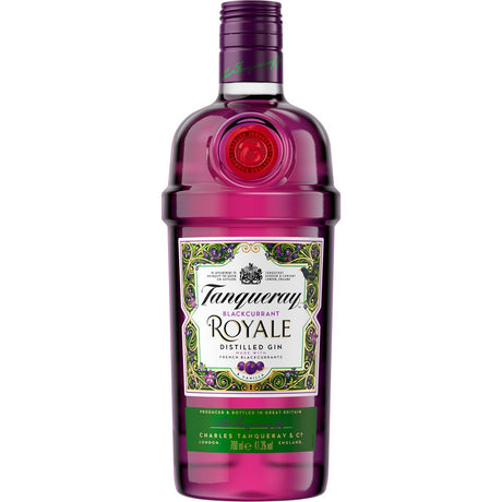 Eine 0,7L Flasche Tanqueray Blackcurrant Royale Gin (41,3%), aufgegossen mit französischen Johannisbeeren und mit einem dekorativen Etikett versehen.