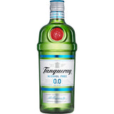 Eine 0,7-Liter-Flasche Tanqueray Gin Tanqueray 0,0% Alkoholfrei, eine von London Dry Gin inspirierte Alkoholfrei-Alternative im grünen Glas mit weißem Etikett und blauen Akzenten.