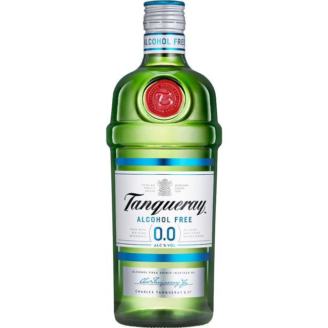 Eine 0,7-Liter-Flasche Tanqueray Gin Tanqueray 0,0% Alkoholfrei, eine von London Dry Gin inspirierte Alkoholfrei-Alternative im grünen Glas mit weißem Etikett und blauen Akzenten.
