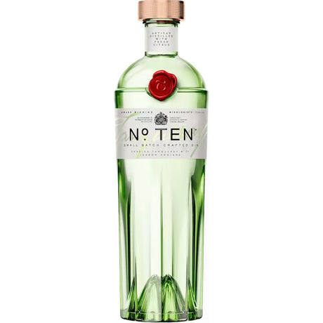 Eine grüne 0,7-Liter-Flasche Tanqueray Gin No.Ten (47,3%), ein Premium-Gin von Tanqueray Gin, mit einem roségoldenen Verschluss und weißem Etikett.