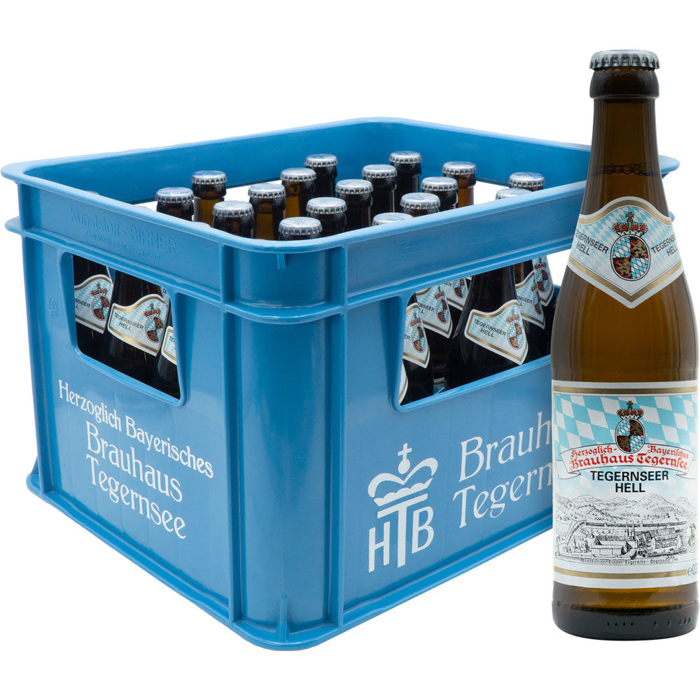 Ein blauer Kasten mit Tegernseer Hell 24x 0,33 Liter (MEHRWEG) Flaschen zeigt vorne ein Tegernseer Helles Bier - ein bayerischer Bierklassiker für jede Gelegenheit.