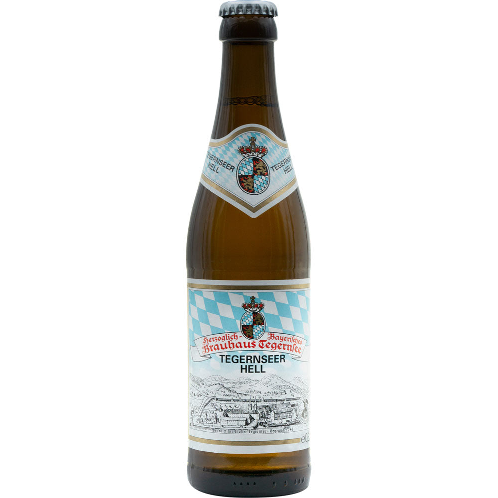Die 0,33-Liter-Braunglasflasche des Tegernseer Hell (24er-Pack, Mehrweg) ist mit einem blau-weißen bayerischen Etikett versehen, das seine Tradition als klassisches bayerisches Bier feiert.