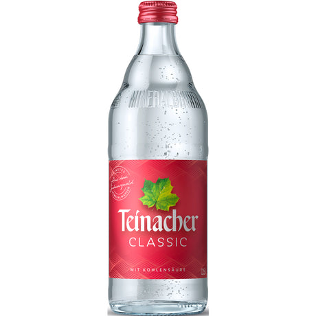 Die Glasflasche von Teinacher Mineralwasser Classic 0,5L (MEHRWEG) hat ein rotes Etikett mit grünem Blattmuster.