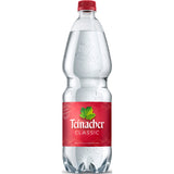 Eine klare Kunststoffflasche Teinacher Mineralwasser mit der Bezeichnung Teinacher Classic PET 9x 1 Liter (EINWEG) ist mit einem roten Etikett und einem roten Verschluss versehen.