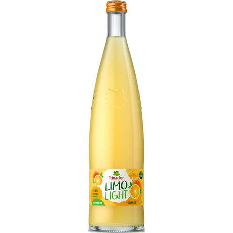Eine 0,75L Glasflasche Teinacher Limo Light Orange von Teinacher Mineralwasser-ideal für kalorienbewusste Genießer, inspiriert von den erfrischenden Aromen des Schwarzwaldes. Erhältlich in einer 12x 0,75 Liter MEHRWEG Packung.