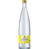 Eine transparente Flasche Teinacher Limonade Zitrone 0,75L (MEHRWEG) von Teinacher Mineralwasser mit zitronengelbem Etikett und goldenem Verschluss, hergestellt mit natürlichem Mineralwasser aus dem Schwarzwald.