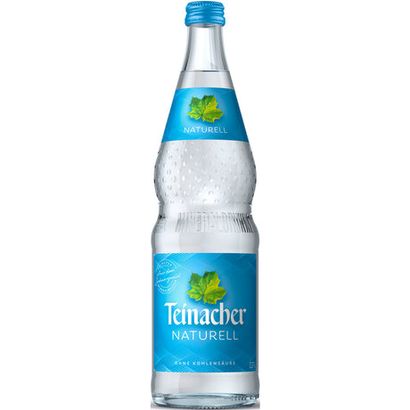 Eine Klarglasflasche Teinacher Mineralwasser Naturell (12x0,7L Mehrweg) mit blauem Etikett und grünem Blattmotiv, das aus den unberührten Quellen des Schwarzwaldes gewonnen wird.