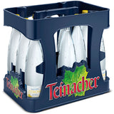 Eine blaue Kiste mit 12 wiederverwendbaren 0,75-Liter-Flaschen Teinacher Mineralwasser + Zitrone, mit dem frischen Zitronenwasser-Branding von Teinacher Mineralwasser.