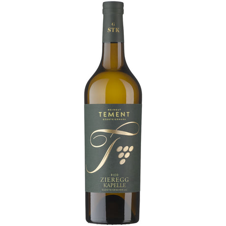 Eine Flasche Tement Ried Zieregg Kapelle Sauvignon Blanc Südsteiermark DAC 2022 Weißwein von Tement, mit einem dunkelgrünen und goldenen Etikett.